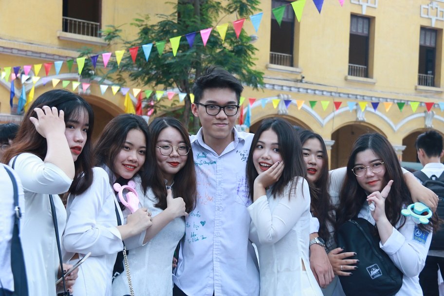 Học trò khóc như mưa ngày chia tay cuối cấp-26