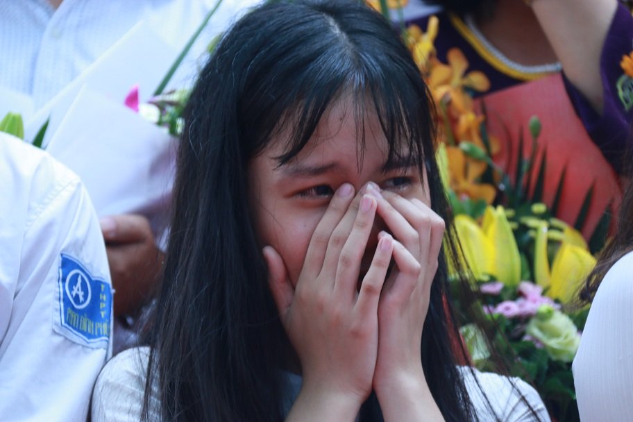 Học trò khóc như mưa ngày chia tay cuối cấp-15