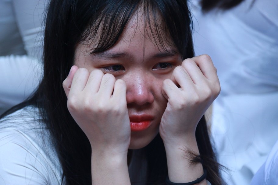 Học trò khóc như mưa ngày chia tay cuối cấp-18