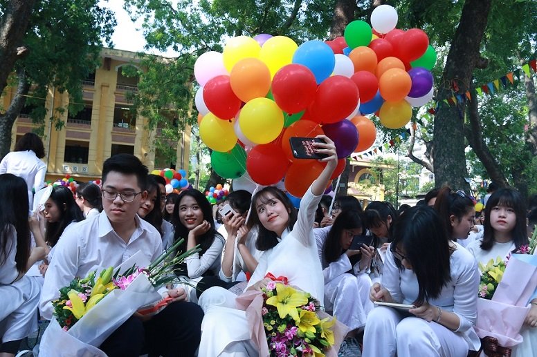 Học trò khóc như mưa ngày chia tay cuối cấp-3