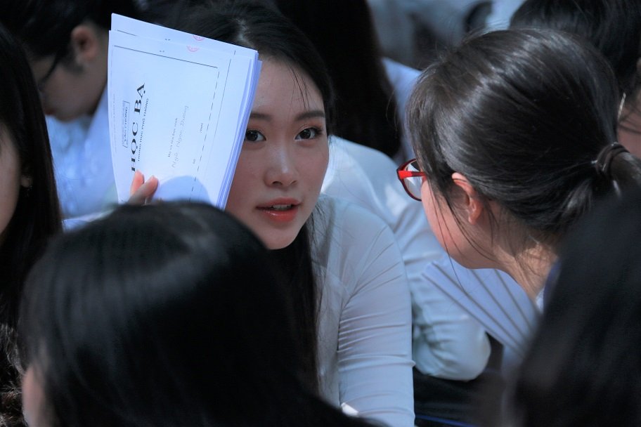 Học trò khóc như mưa ngày chia tay cuối cấp-6