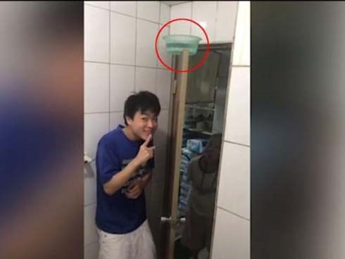 Chàng trai nghịch ngợm định troll bà, ai ngờ ăn quả đắng
