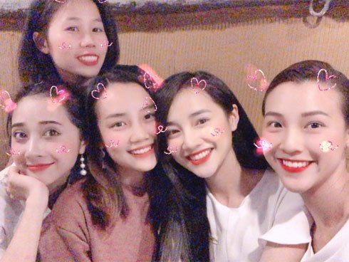 Nhã Phương rạng rỡ đón sinh nhật muộn bên hội bạn thân