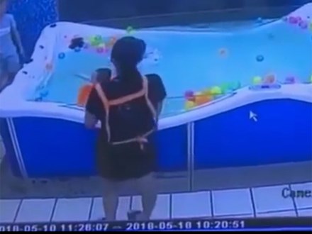 Bé trai 7 tháng tuổi đuối nước khi tập bơi, không một ai chú ý, mẹ chết lặng khi nhìn thấy con
