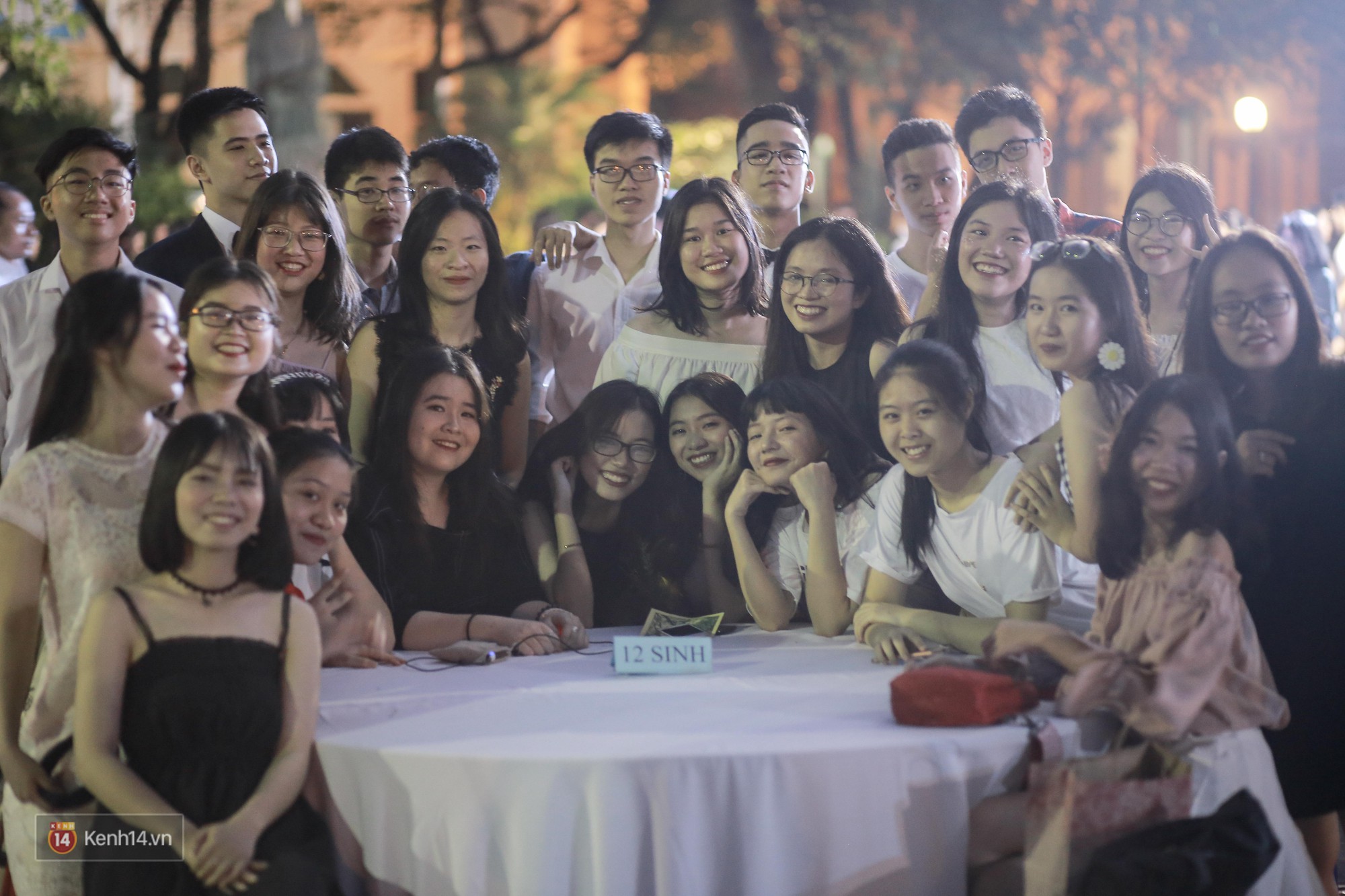 Nữ sinh Chu Văn An xinh đẹp ngẩn ngơ trong đêm tri ân/ trưởng thành-7