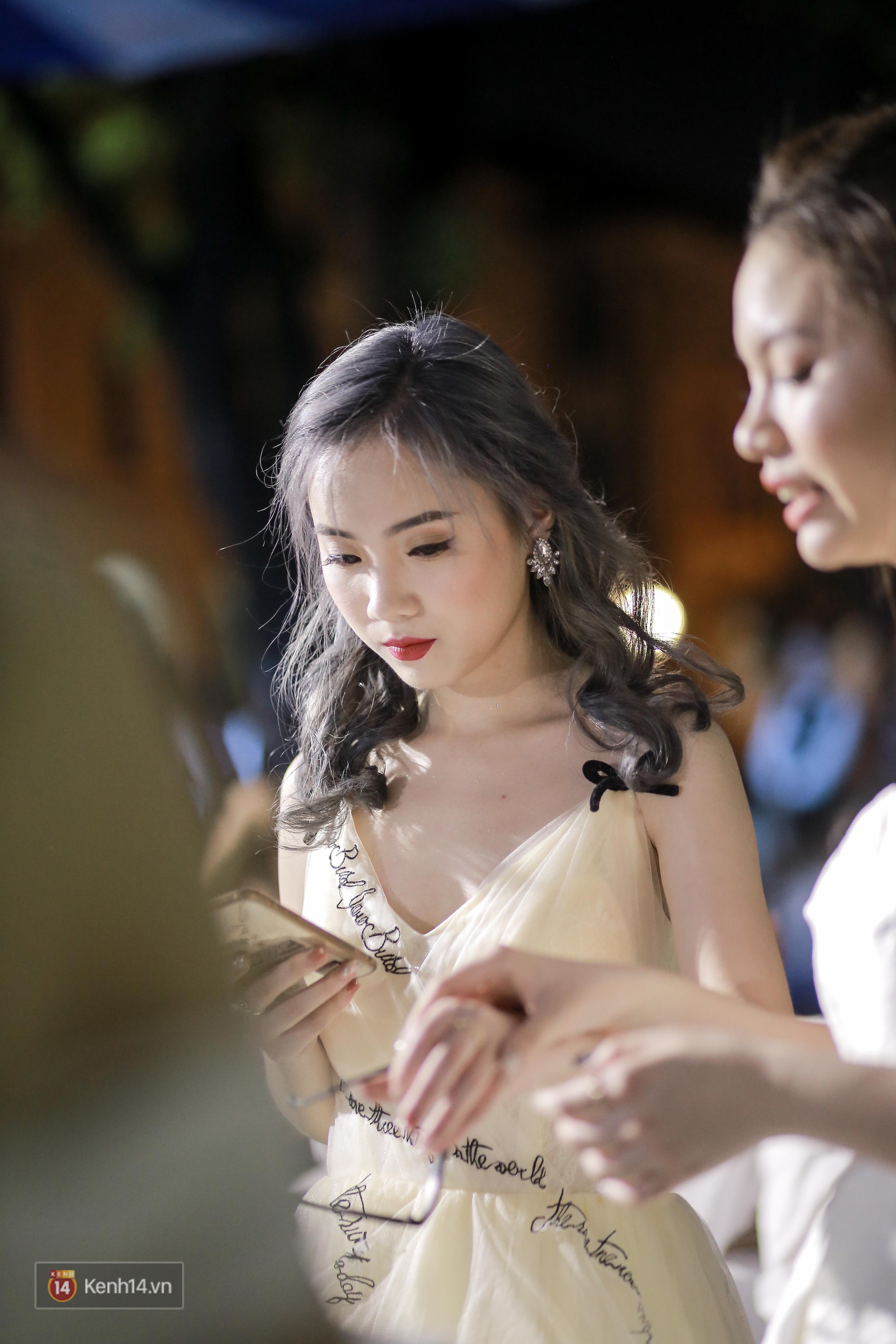 Nữ sinh Chu Văn An xinh đẹp ngẩn ngơ trong đêm tri ân/ trưởng thành-5