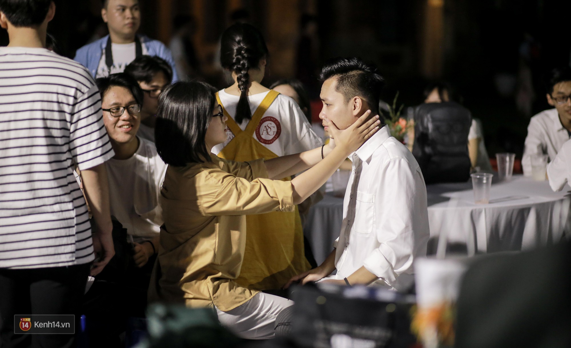 Nữ sinh Chu Văn An xinh đẹp ngẩn ngơ trong đêm tri ân/ trưởng thành-8