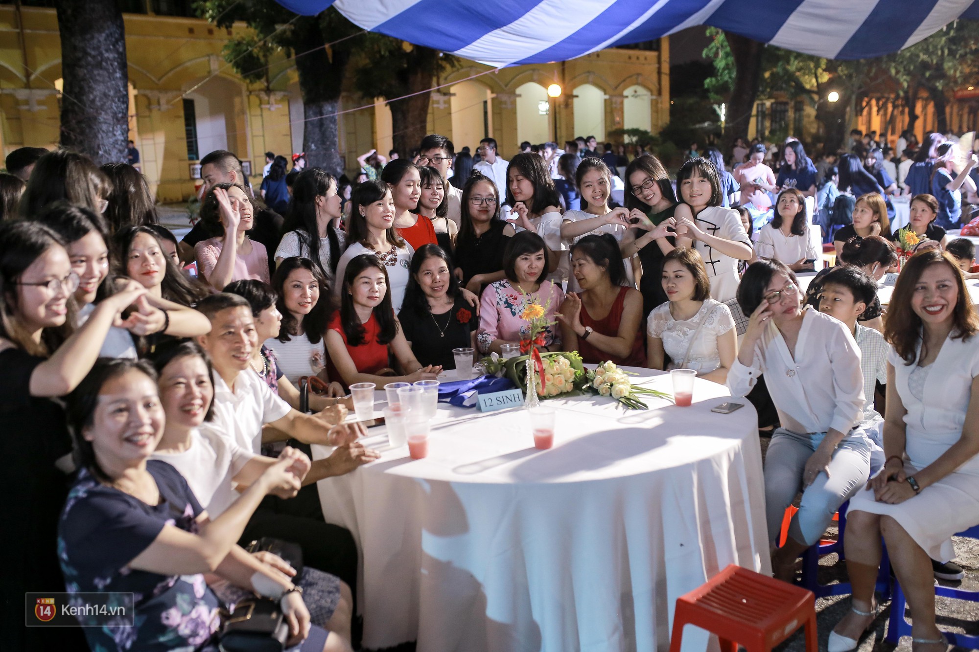 Nữ sinh Chu Văn An xinh đẹp ngẩn ngơ trong đêm tri ân/ trưởng thành-10