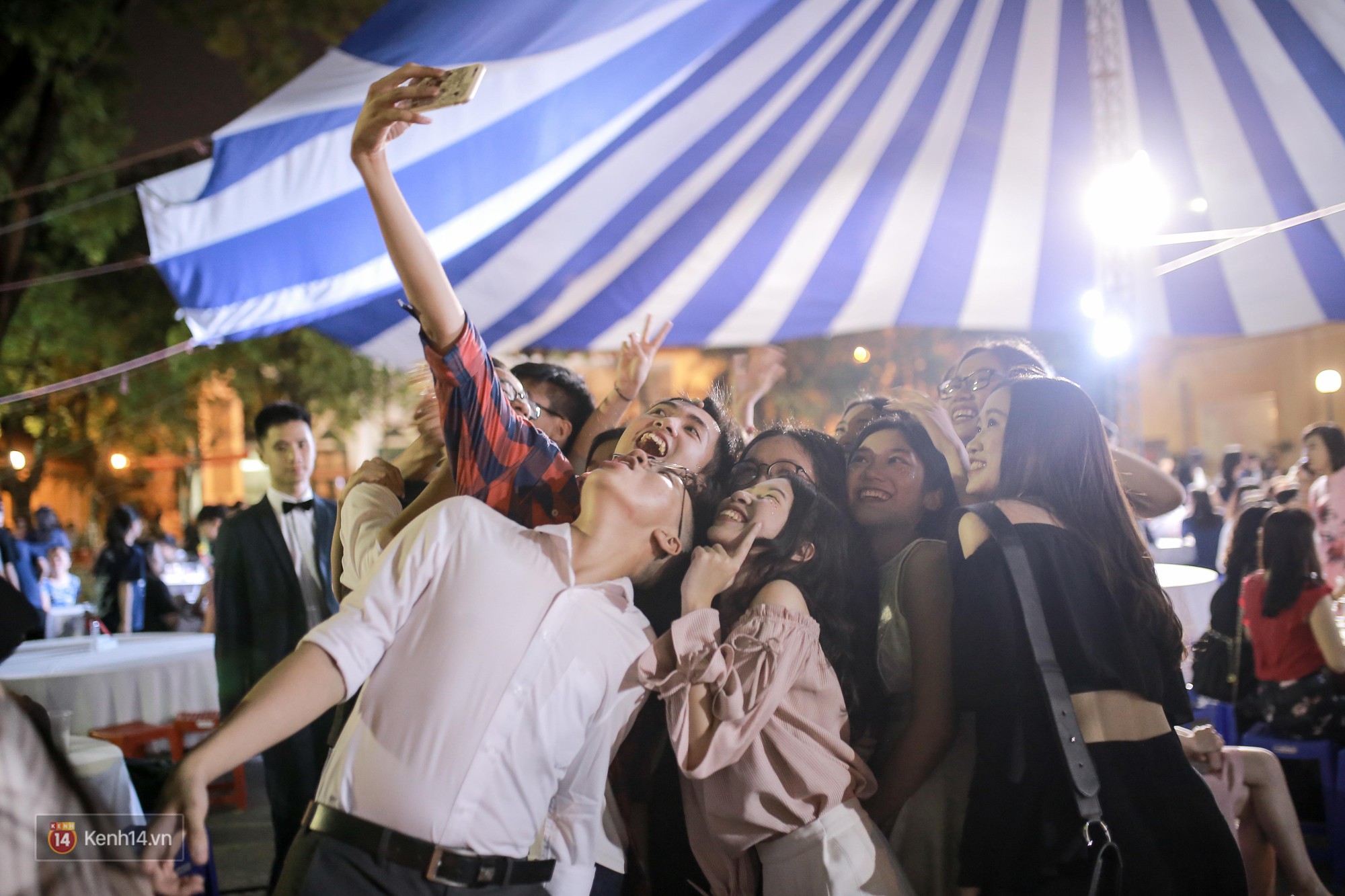 Nữ sinh Chu Văn An xinh đẹp ngẩn ngơ trong đêm tri ân/ trưởng thành-13