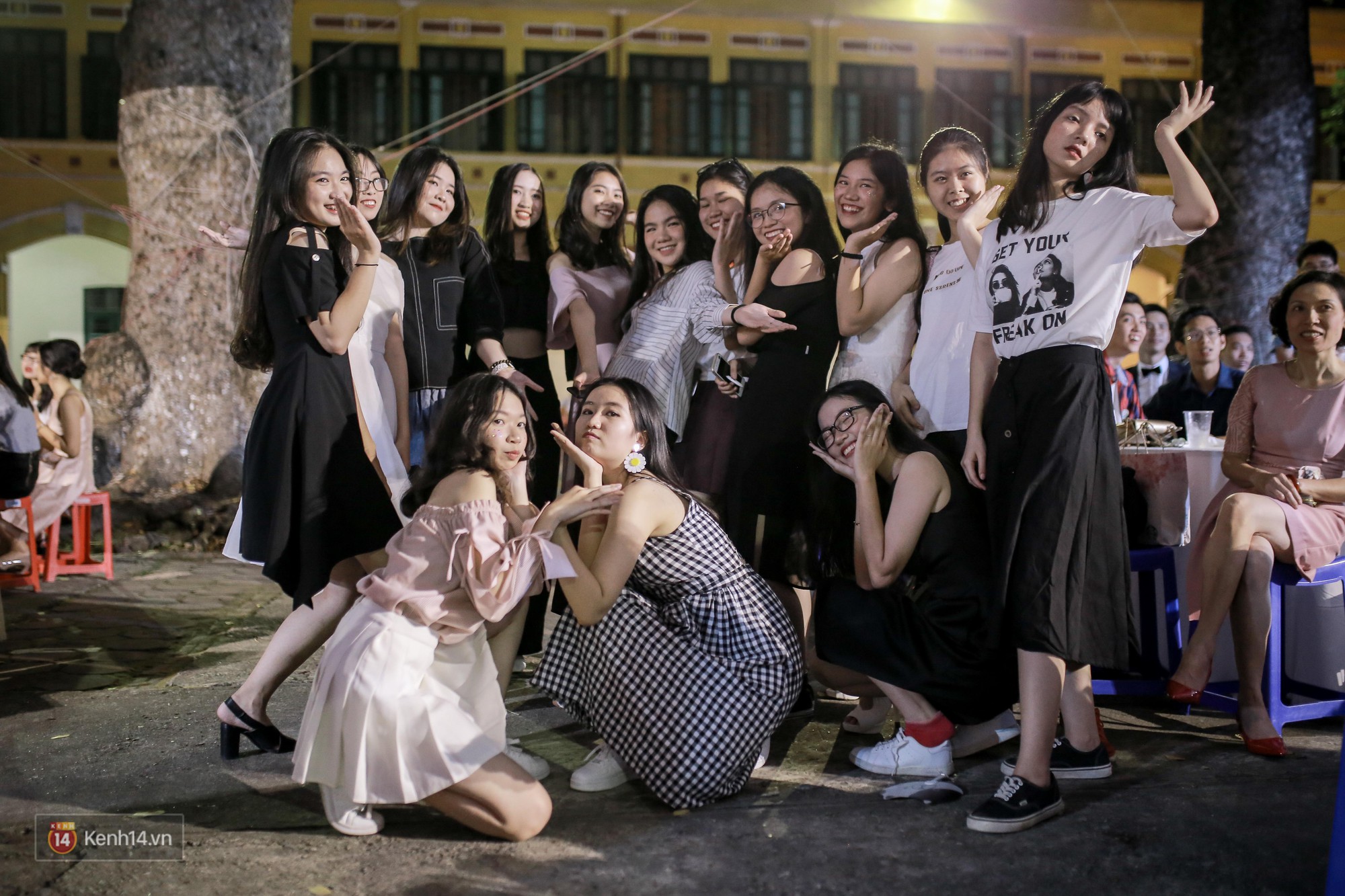 Nữ sinh Chu Văn An xinh đẹp ngẩn ngơ trong đêm tri ân/ trưởng thành-14