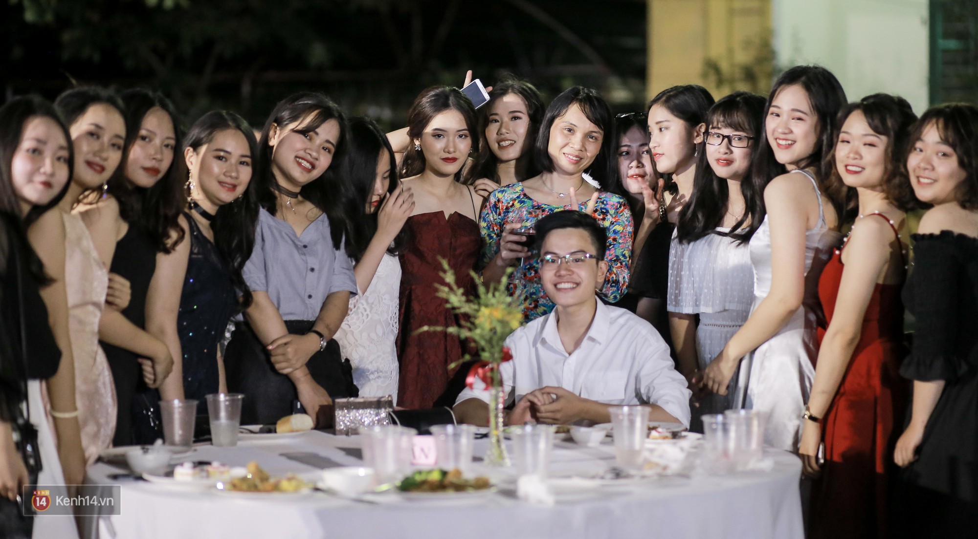 Nữ sinh Chu Văn An xinh đẹp ngẩn ngơ trong đêm tri ân/ trưởng thành-16