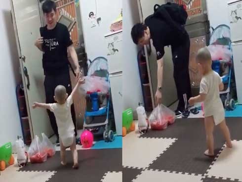 Xúc động cảnh em bé chập chững biết đi hào hứng ra đón bố