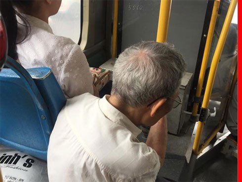 Hình ảnh cô gái trẻ không nhường ghế cho cụ ông già yếu khi đi xe buýt gây búc xúc