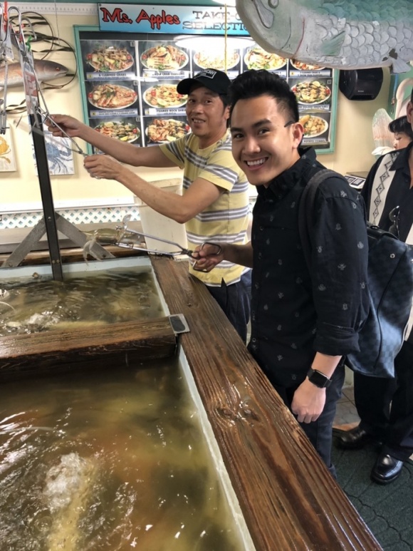 Danh hài Hoài Linh về Mỹ thăm bố mẹ và hội ngộ cùng con trai ruột-1