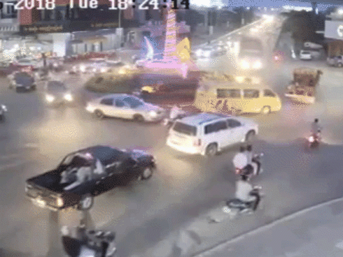Clip: Xe container mất phanh giữa vòng xoay, gây tai nạn liên hoàn