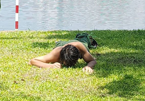Nam thanh niên nghi ngáo đá nằm... gặm cỏ ở bờ hồ Thiền Quang-1