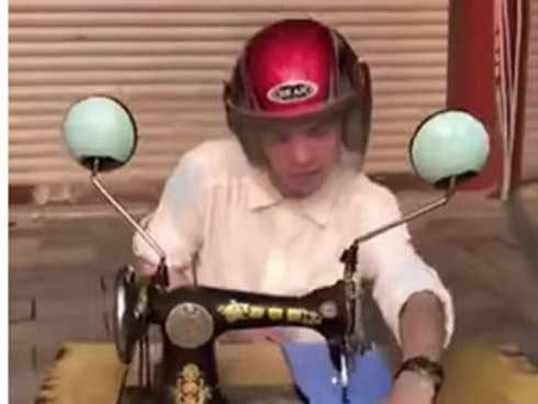 Chết cười với cậu bé muốn đua xe nhưng mẹ lại bắt đi sửa đồ dạo