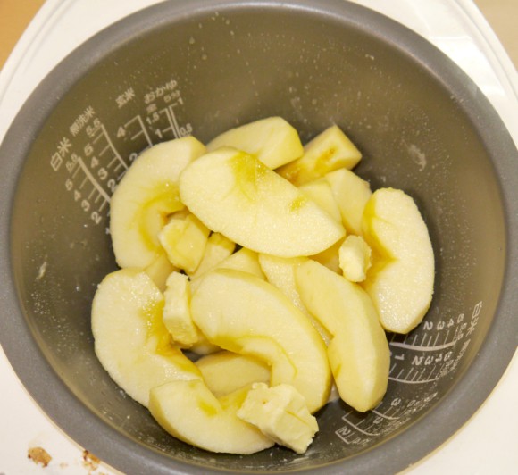Đổ hết táo vào nồi cơm điện rồi nấu chín, ăn rồi ai cũng khen lấy khen để-2