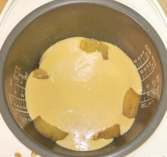 Đổ hết táo vào nồi cơm điện rồi nấu chín, ăn rồi ai cũng khen lấy khen để-7