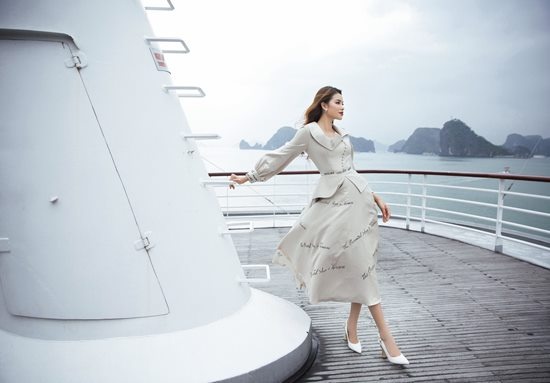 Phạm Hương khoe vóc dáng quý phái trên du thuyền triệu đô-2