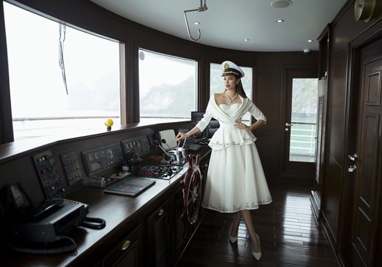 Phạm Hương khoe vóc dáng quý phái trên du thuyền triệu đô-3