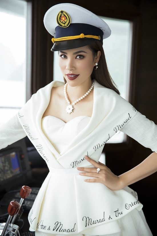 Phạm Hương khoe vóc dáng quý phái trên du thuyền triệu đô-4