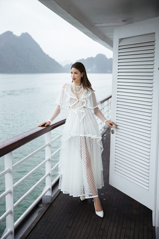 Phạm Hương khoe vóc dáng quý phái trên du thuyền triệu đô-5