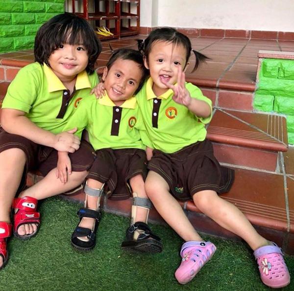 Hình ảnh mới nhất của em bé Mường Lát quỳ lết dưới nền đất sau 5 tháng tìm thấy nhà-1