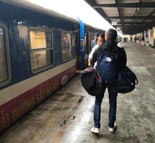 Hình ảnh mới nhất của em bé Mường Lát quỳ lết dưới nền đất sau 5 tháng tìm thấy nhà-2