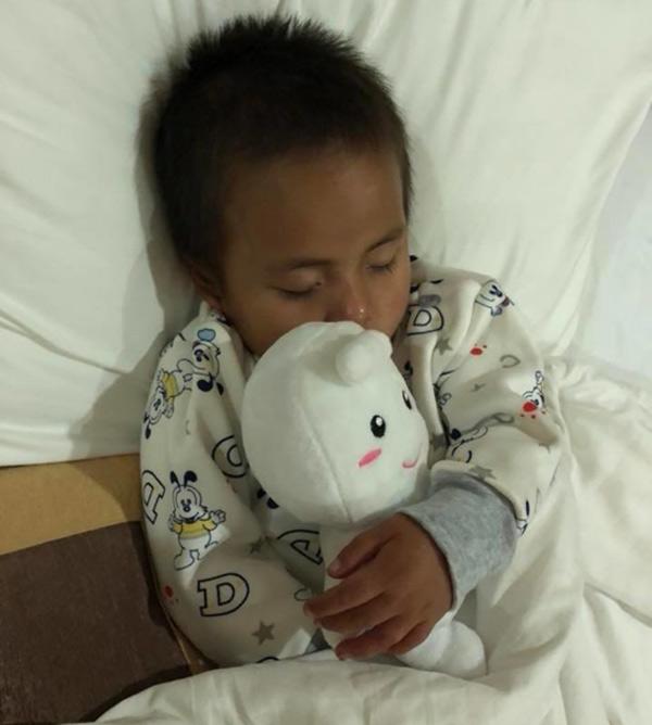 Hình ảnh mới nhất của em bé Mường Lát quỳ lết dưới nền đất sau 5 tháng tìm thấy nhà-3