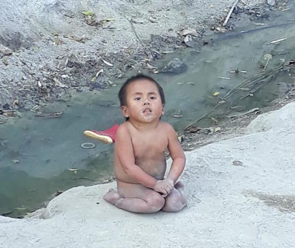 Hình ảnh mới nhất của em bé Mường Lát quỳ lết dưới nền đất sau 5 tháng tìm thấy nhà-4