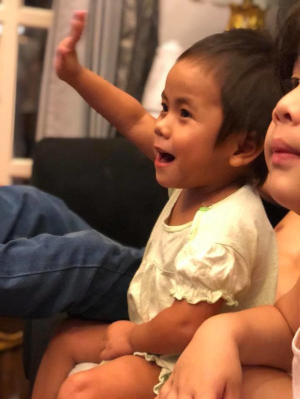 Hình ảnh mới nhất của em bé Mường Lát quỳ lết dưới nền đất sau 5 tháng tìm thấy nhà-5