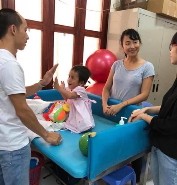 Hình ảnh mới nhất của em bé Mường Lát quỳ lết dưới nền đất sau 5 tháng tìm thấy nhà-6