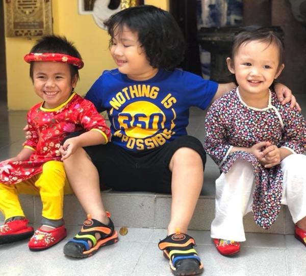 Hình ảnh mới nhất của em bé Mường Lát quỳ lết dưới nền đất sau 5 tháng tìm thấy nhà-7