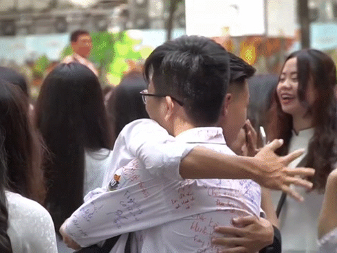 Tại sao học sinh lớp 12 khóc như mưa trong ngày bế giảng nhưng vài năm sau họp lớp không ai đi?-8