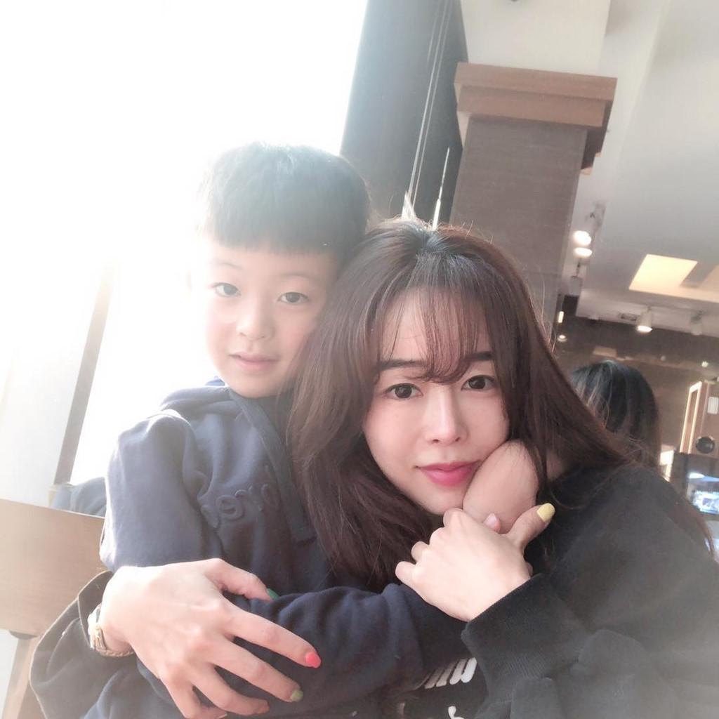 43 tuổi, bà mẹ một con vẫn khiến chồng thấp thỏm lo giữ vì quá trẻ đẹp!-9