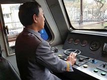 Trải lòng của người lái tàu hơn 30 năm: "Ám ảnh cảnh thai phụ ôm con ngồi giữa đường tàu" Trải lòng của người lái tàu hơn 30 năm: "Ám ảnh cảnh thai phụ ôm con ngồi giữa đường tàu"
