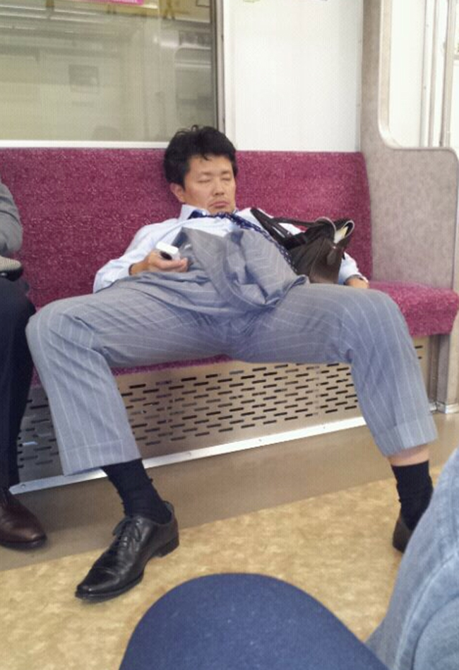 Phì cười trước những tư thế ngủ bá đạo của đàn ông Nhật trên đường về nhà-29