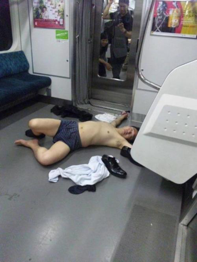 Phì cười trước những tư thế ngủ bá đạo của đàn ông Nhật trên đường về nhà-20