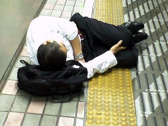 Phì cười trước những tư thế ngủ bá đạo của đàn ông Nhật trên đường về nhà-19