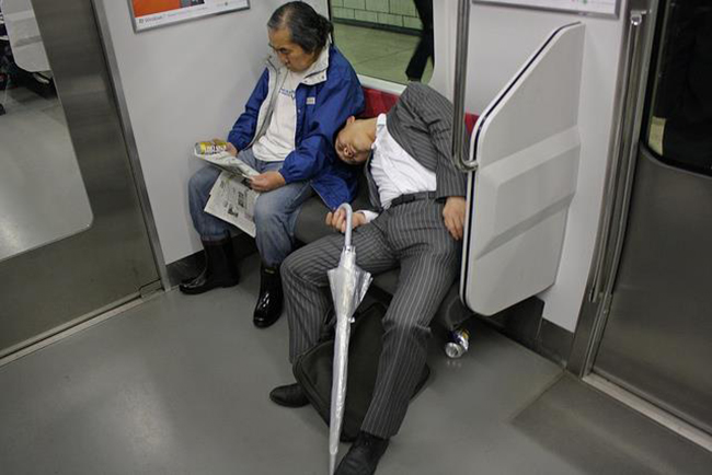 Phì cười trước những tư thế ngủ bá đạo của đàn ông Nhật trên đường về nhà-17