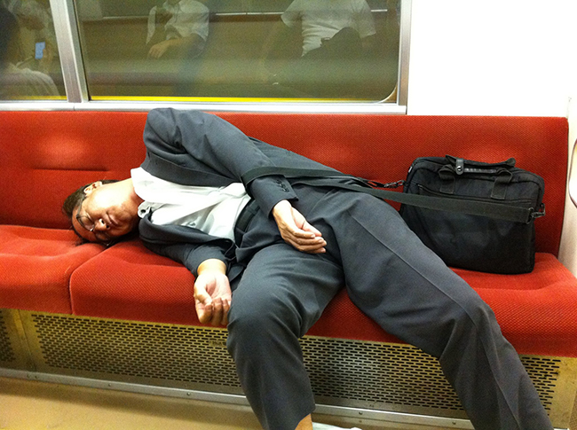Phì cười trước những tư thế ngủ bá đạo của đàn ông Nhật trên đường về nhà-15