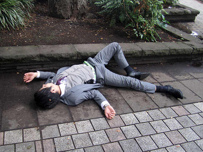 Phì cười trước những tư thế ngủ bá đạo của đàn ông Nhật trên đường về nhà-14