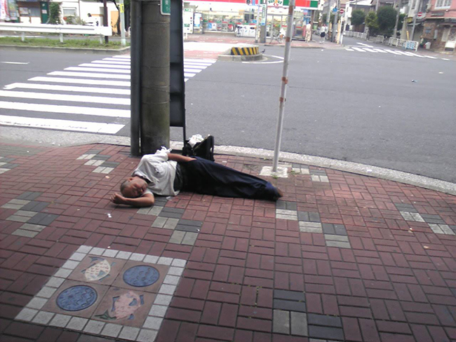 Phì cười trước những tư thế ngủ bá đạo của đàn ông Nhật trên đường về nhà-11