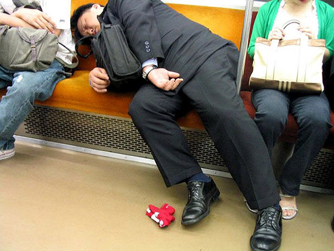 Phì cười trước những tư thế ngủ bá đạo của đàn ông Nhật trên đường về nhà-28