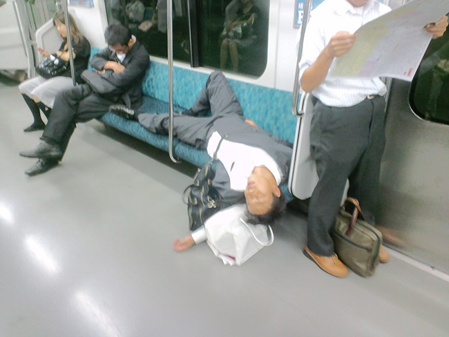 Phì cười trước những tư thế ngủ bá đạo của đàn ông Nhật trên đường về nhà-8