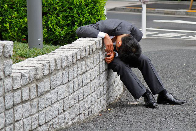 Phì cười trước những tư thế ngủ bá đạo của đàn ông Nhật trên đường về nhà-5