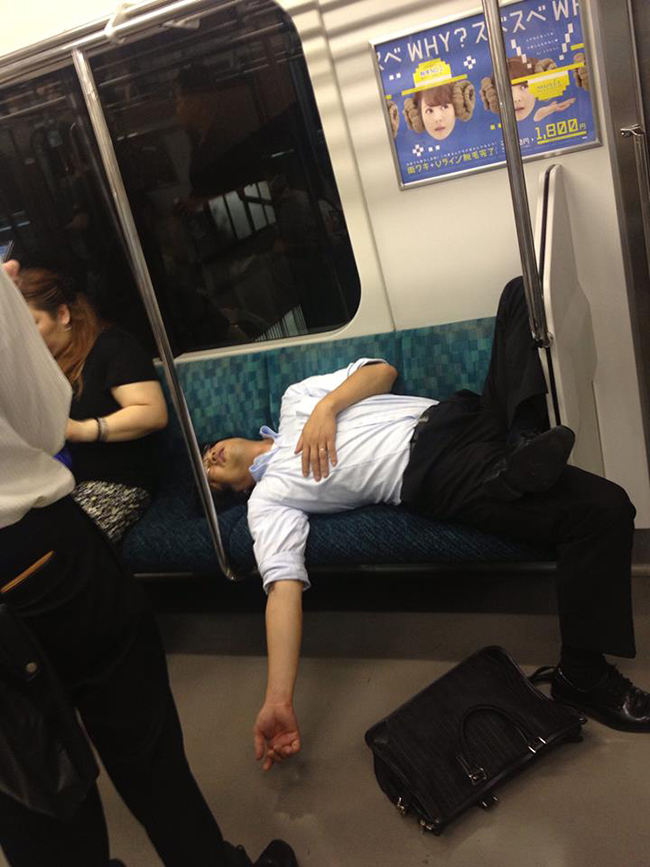 Phì cười trước những tư thế ngủ bá đạo của đàn ông Nhật trên đường về nhà-3