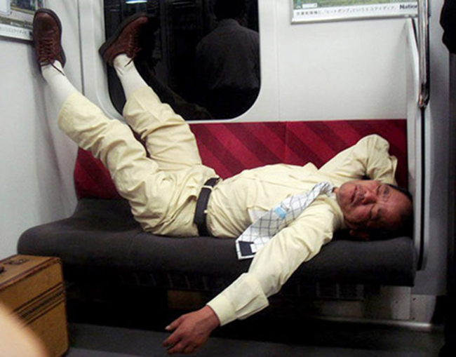 Phì cười trước những tư thế ngủ bá đạo của đàn ông Nhật trên đường về nhà-25