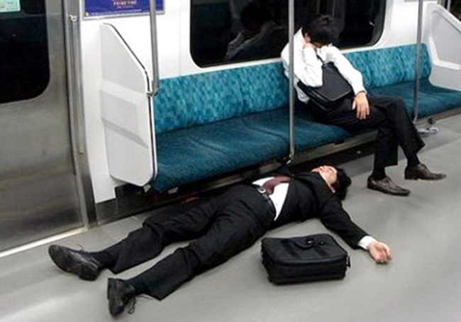 Phì cười trước những tư thế ngủ bá đạo của đàn ông Nhật trên đường về nhà-24